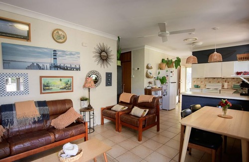Hawks Nest Villa | Salty Crew villa , Central spot , Pet friendly ,private garden oasis secure yard