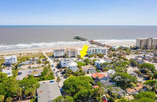 Sunset Point Villa | Salty Shack Unit C - Salty Shack - Dog Friendly Home - Across from the Beach - Central Location!