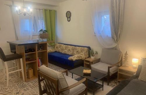 Slovenska Lupca Apartment | Samostatné FAMILY STUDIO v suteréne s terasou a záhradou