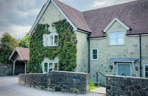 Donhead Saint Andrew House | SAMSTONE, pet friendly, with open fire in Ludwell