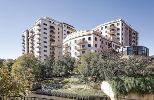 Downtown San Antonio Resort | San Antonio, TX: 1BR w/Whirlpool Tub, Free WIFI, Resort Pool, 0.5 Mi. River Walk
