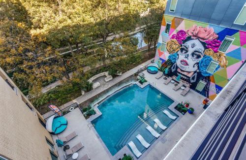 Downtown San Antonio Apartment | San Antonio TX Condo on Riverwalk w King Ste,Pets