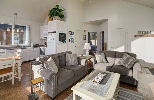 Ocean Shores House | Sand Dollar- Adorable 2 bedroom with a Hot tub, fenced yard, BBQ and pets ok .