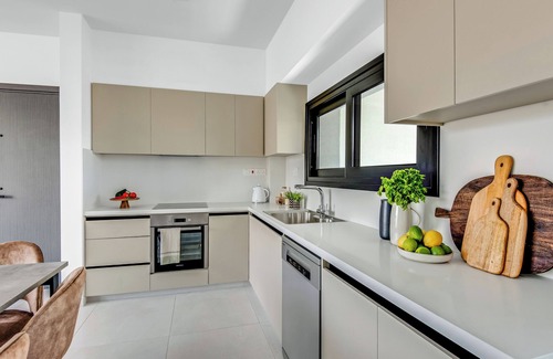 Agios Athanasios Apartment | Sanders Elgio - Cute 2-Bdr Apt with Balcony