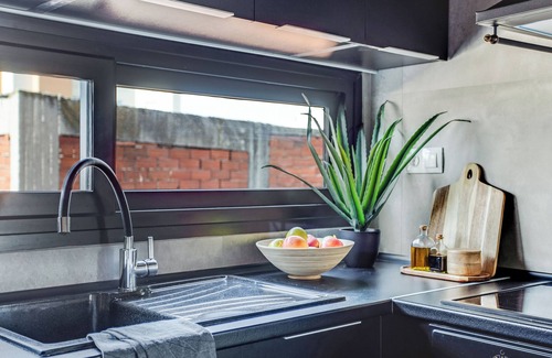 Thessaloniki Apartment | Sanders Old Port - Cozy 1-Bdr Apt with Balcony