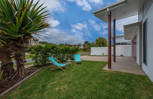 Mount Coolum House | SANDS BEACH HOUSE A - beachside/wifi/dog friendly