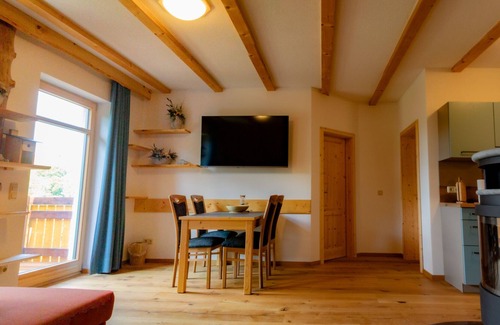 Niederrathen Apartment | Sandsteinwohnung mit 2 Schlafzimmern, Balkonen und Kamin im Sandsteinidyll