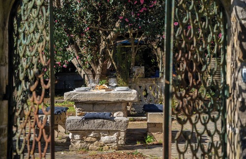 Robertson Cottage | Sandstone Cottage With Cozy Open Fireplace in the Heart of Robertson