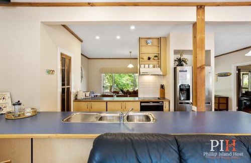 Silverleaves House | Sandy Bay Getaway w Spa 4 Bdr