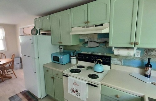 Lexington Cottage | Sandy beach retreat! 500 ft to beach! 3 miles to the quaint village of Lexington