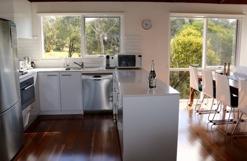 Surf Coast House | Sandy Gully - Free WiFi, Netflix and Walk To The Beach