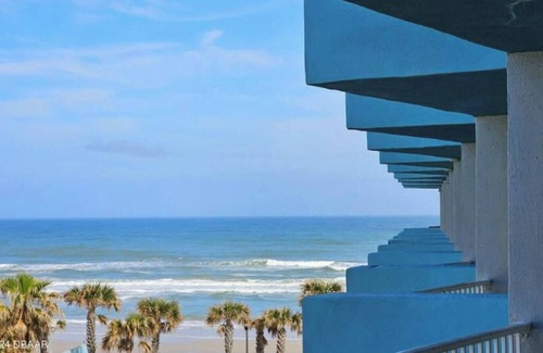 Lenox Park Condo | Sandy Toes! A bright and vibrant studio condo in Daytona Beach FL Unit 418!