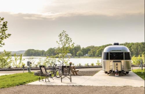Orange Prairie Hotel | Sankoty Lakes Resort - Cabins & RV Park - Peoria Spring Bay