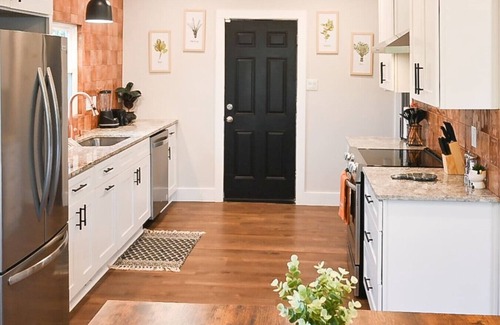San Marcos House | SanMarcos River Retreat|Modern|Spacious|Sleeps 12!