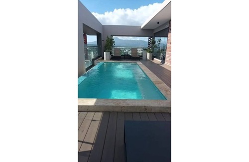 Cerro Alto Apartment | Santiago Luxe Pool Apt Suite