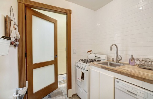 Wilshire Montana Apartment | Santa Monica Beach! 2 bedrooms with en-suite bathrooms- 3 minute walk to beach.