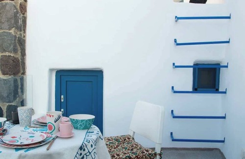 Akrotiri Apartment | Santorini Cozy Haven - Amphora Lover's Studio