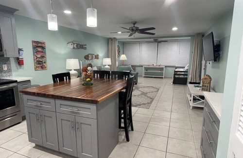 Red Hook Condo | Sapphire Beach; St Thomas USVI; Sleep 4; STEPS FROM BEACH
