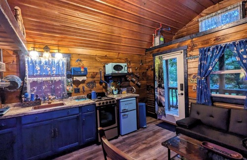 Pittsburg Cabin | Sapphire Springs Cabin, unique, blue + water themed, above Rockcastle River KY!