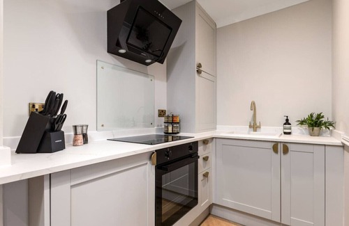 Dalavich Apartment | Sapphire Suite The Stirling Residence