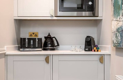 Dalavich Apartment | Sapphire Suite The Stirling Residence