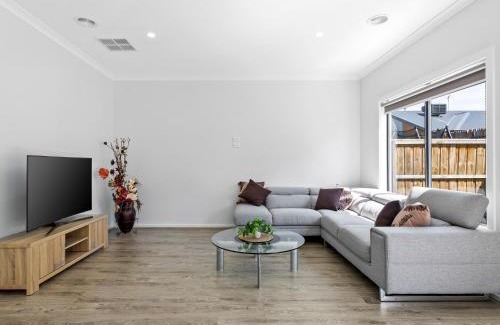 Plumpton House | Sara by Ready Set Stay