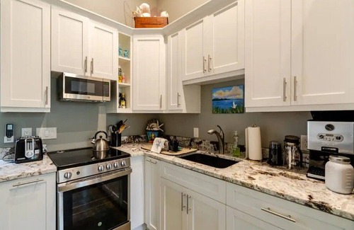 Gillespie Park Apartment | Sarasota Getaway Studio 3 mi to beautiful sandy beaches