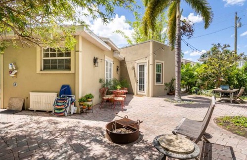 Gillespie Park Apartment | Sarasota Getaway Studio 3 mi to beautiful sandy beaches