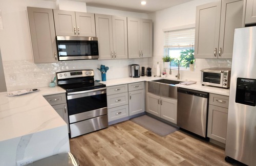 Southgate House | SARASOTA Heated Pool - Pet Friendly - Garage w/EV Charger - Close to Beaches!