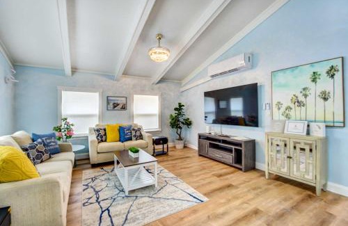 Bayou Oaks House | Sarasota Home with Screened Porch, Walk To Zoo!