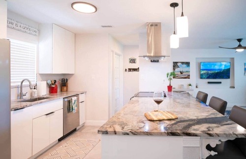 Bee Ridge House | Sarasota House Modern King Size Beds + Fenced Yard