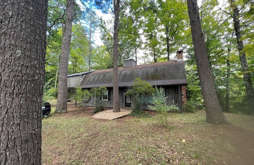 Saratoga Springs House | Saratoga Springs Adirondack Lodge Overlooking Stream