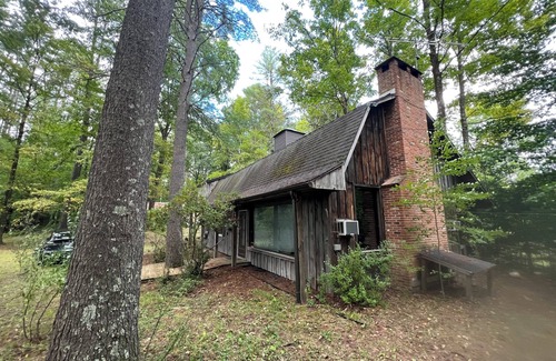 Saratoga Springs House | Saratoga Springs Adirondack Lodge Overlooking Stream