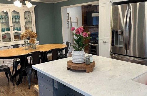 Sauble Beach Cottage | Sauble Beach renovated, large modern cottage + chefs kitchen. 5 mins to Main St