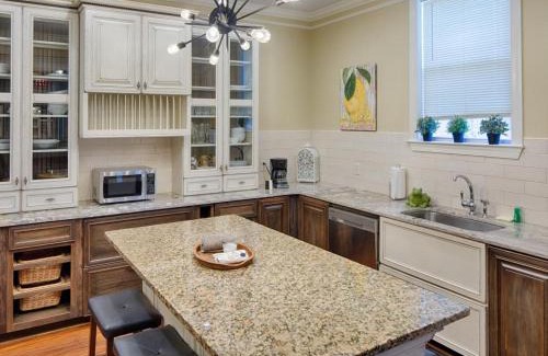 Old West Broad Neighborhood House | Savannah Lez Frederick: Premier