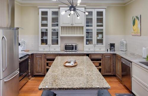 Old West Broad Neighborhood House | Savannah Lez Frederick: Premier