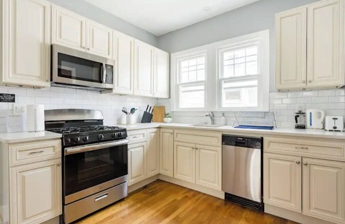 Ampere Apartment | Savvy Traveler 3BR NJ Home with great access to New York City