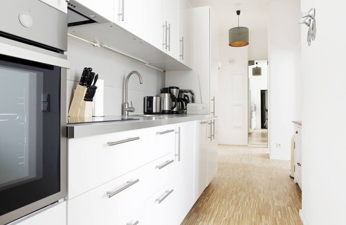 Charlottenburg Apartment | SC 3 box spring beds +70 sqm + 3 rooms + balcony + elevator