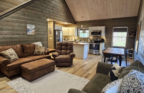 Greenville Cabin | Scammon Ridge Cabin - Secluded - Pet friendly