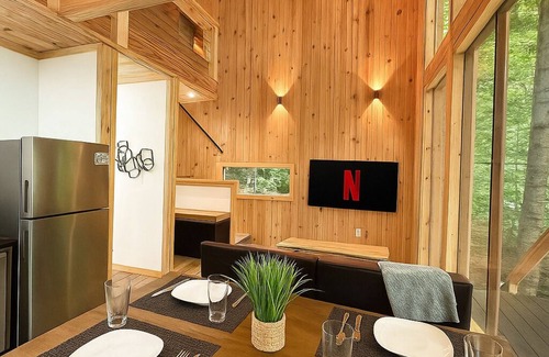 Stanton Cabin | Scandanavian Cabin-Hot Tub-EV Charger-Fire Pit-Close to All RRG Action