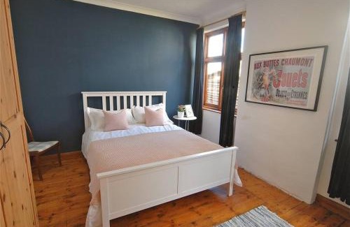 Epsom House | Scandi-Style 4B Bungalow Large Garden & Parking