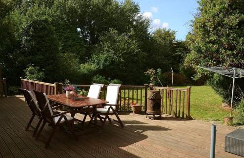 Epsom House | Scandi-Style 4B Bungalow Large Garden & Parking