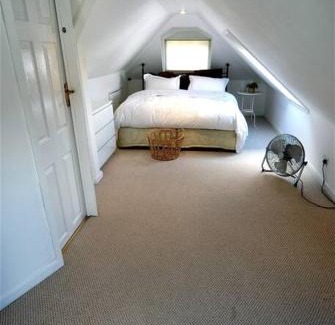 Epsom House | Scandi-Style 4B Bungalow Large Garden & Parking