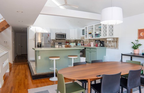 Brewster House | Scandinavian Peaceful Oasis, Mountain View, hot tub