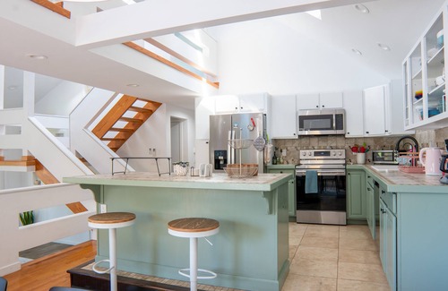 Brewster House | Scandinavian Peaceful Oasis, Mountain View, hot tub