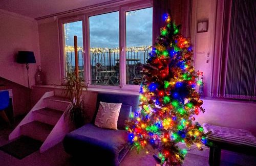 South Cliff Apartment | Scarborough Penthouse, private balcony, superb views, lift, reserved free parking