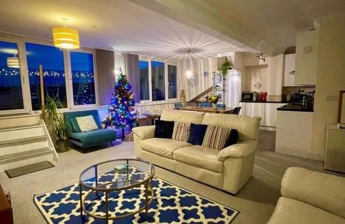 South Cliff Apartment | Scarborough Penthouse, private balcony, superb views, lift, reserved free parking