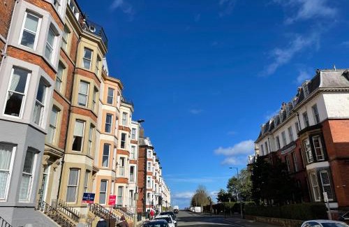 South Cliff Apartment | Scarborough Penthouse, private balcony, superb views, lift, reserved free parking