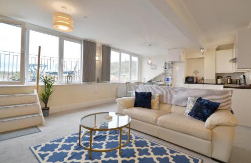 South Cliff Apartment | Scarborough Penthouse, private balcony, superb views, lift, reserved free parking