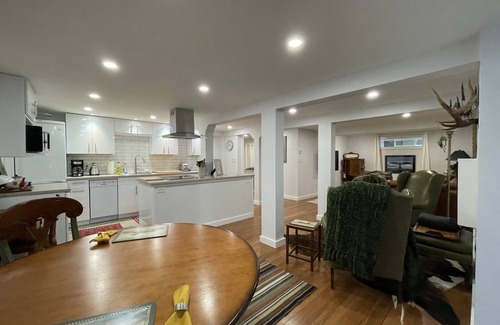 Sooke House | Scarlet Oak: Ground level suite in a heritage country home and garden.